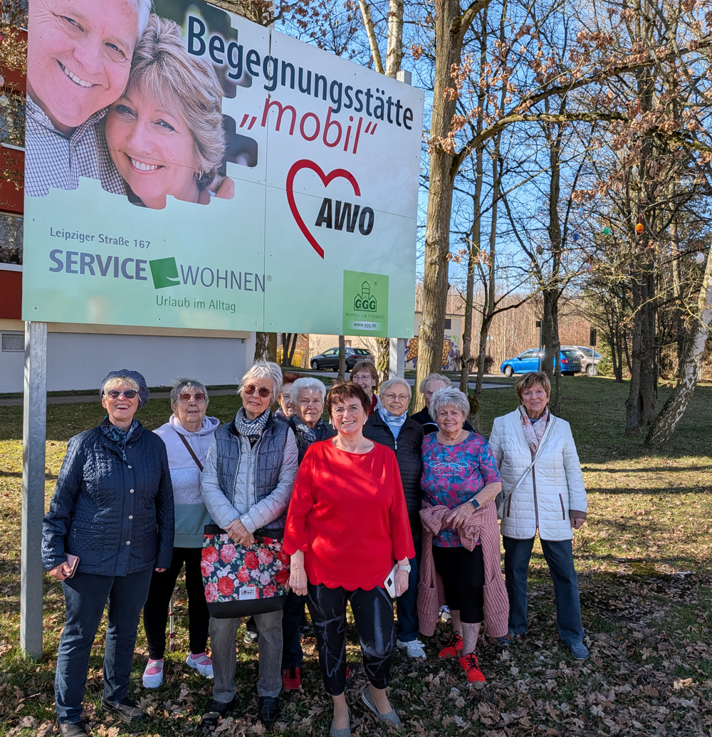 Die Gäste vom Mobil stehen auf einer Wiese. Sie haben gemeinsam die Ostereier an Bäume und Sträucher verteilt.