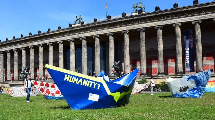 Viele große Papierboote liegen im Berliner Lustgarten. Foto von AWO International